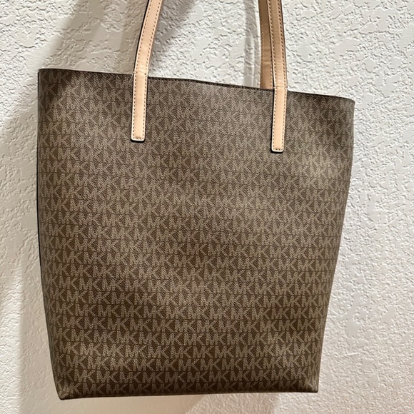 Michael Kors Large Tote - Picture 8 of 9